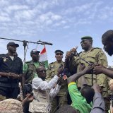 Mohamed Toumba, un des putschistes, s'exprime devant les partisans de la junte à Niamey.